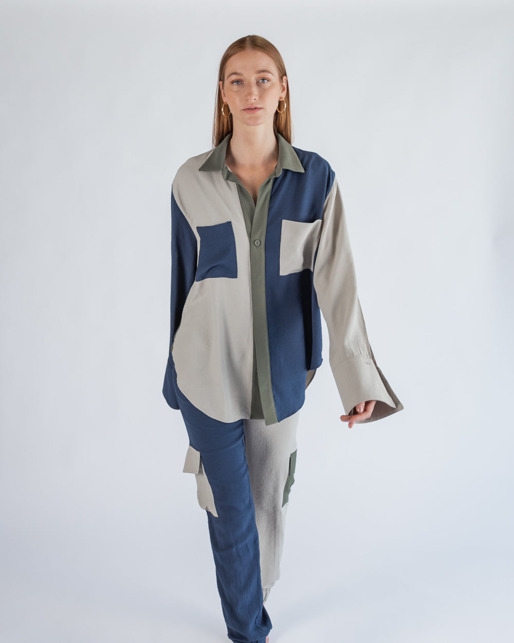 Camisa para mujer comoda, facil de usar, fresca y  hecha en mexico  Camisa con combinacion de colores beige, verde olivo y azul marino.